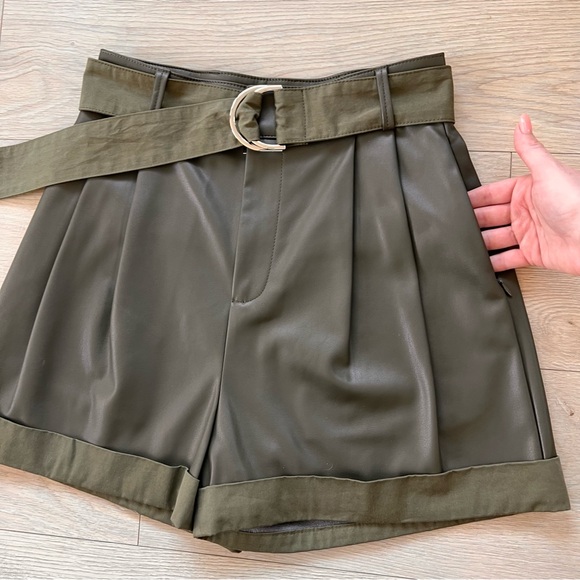 Faux Leather Guess shorts - Picture 3 of 4